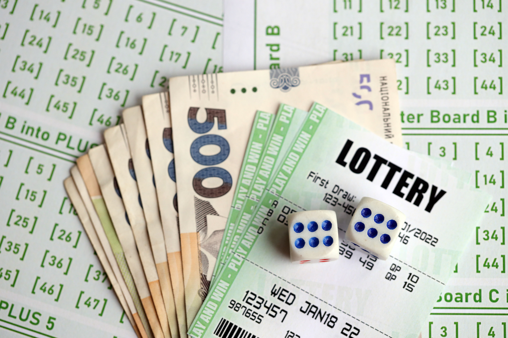 Mano sosteniendo un boleto ganador y documento de cobro, con fondo de oficina de lotería y apuestas